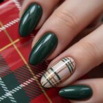 💚 18 Green Christmas Nails That Make December Nails Shine with Festive Glam ✨