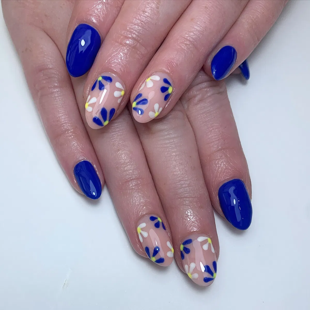 blue-gel-nails_blissnailsbylucy_8.webp