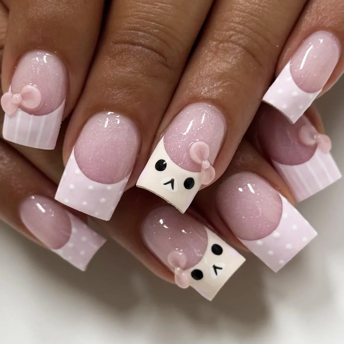 pink-and-white-nails_malavidaunas_3.webp