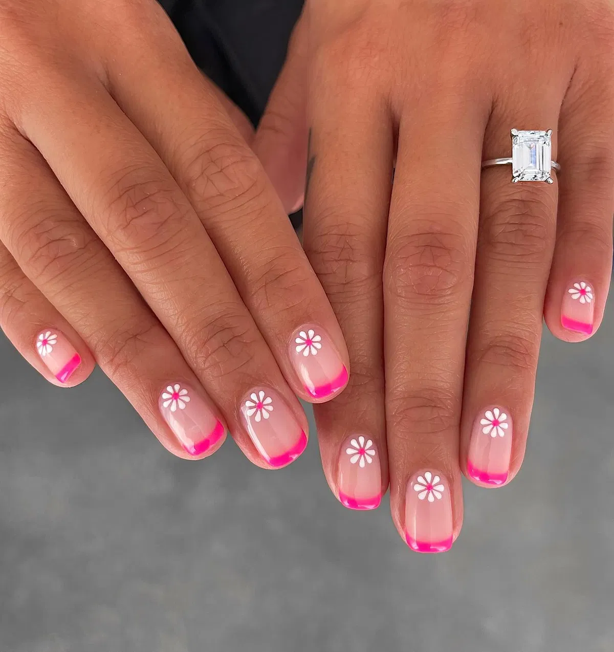 pink-and-white-nails_peachinails_6.webp