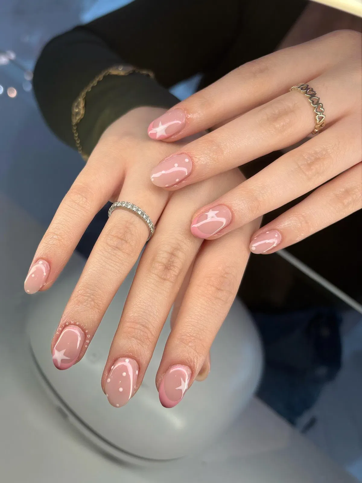 pink-and-white-nails_yarenailsdgo_17.webp