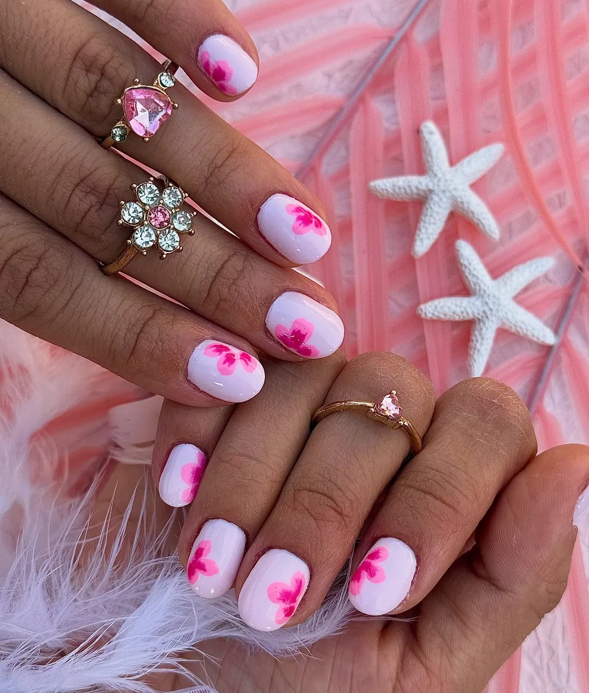 pink-and-white-nails_zsofinails__16.webp