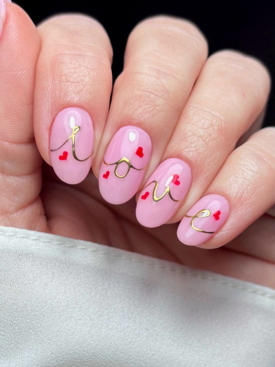 short-pink-nails_emilia_rose_beauty_1.jpg