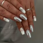 19 White and Gold Nails That Create a Refined Look With Elegant Nails Fashion image by @nailsbykatrins