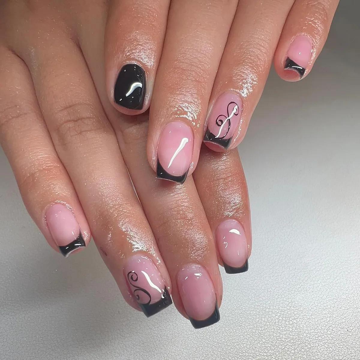 Black-French-Tip-Nails__nailkorner__1.webp