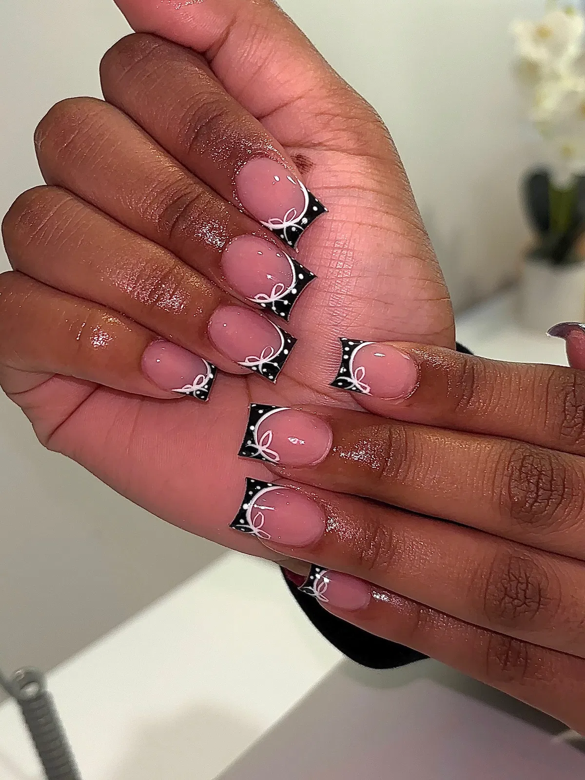 Black-French-Tip-Nails_aracelys.nailss_20.webp
