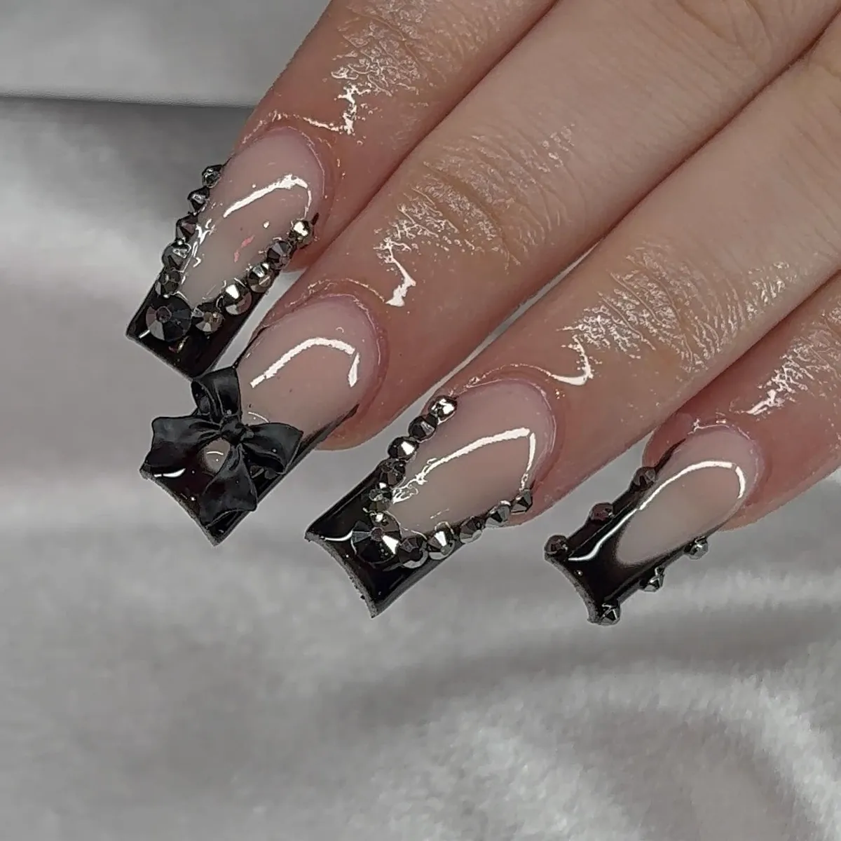 Black-French-Tip-Nails_nailedbyarlenee__12.webp