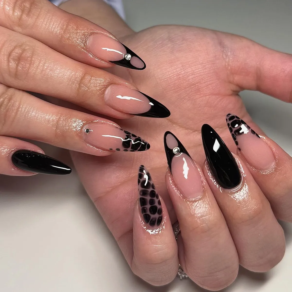 Black-Nails_nailsbyfairyyy_12.webp