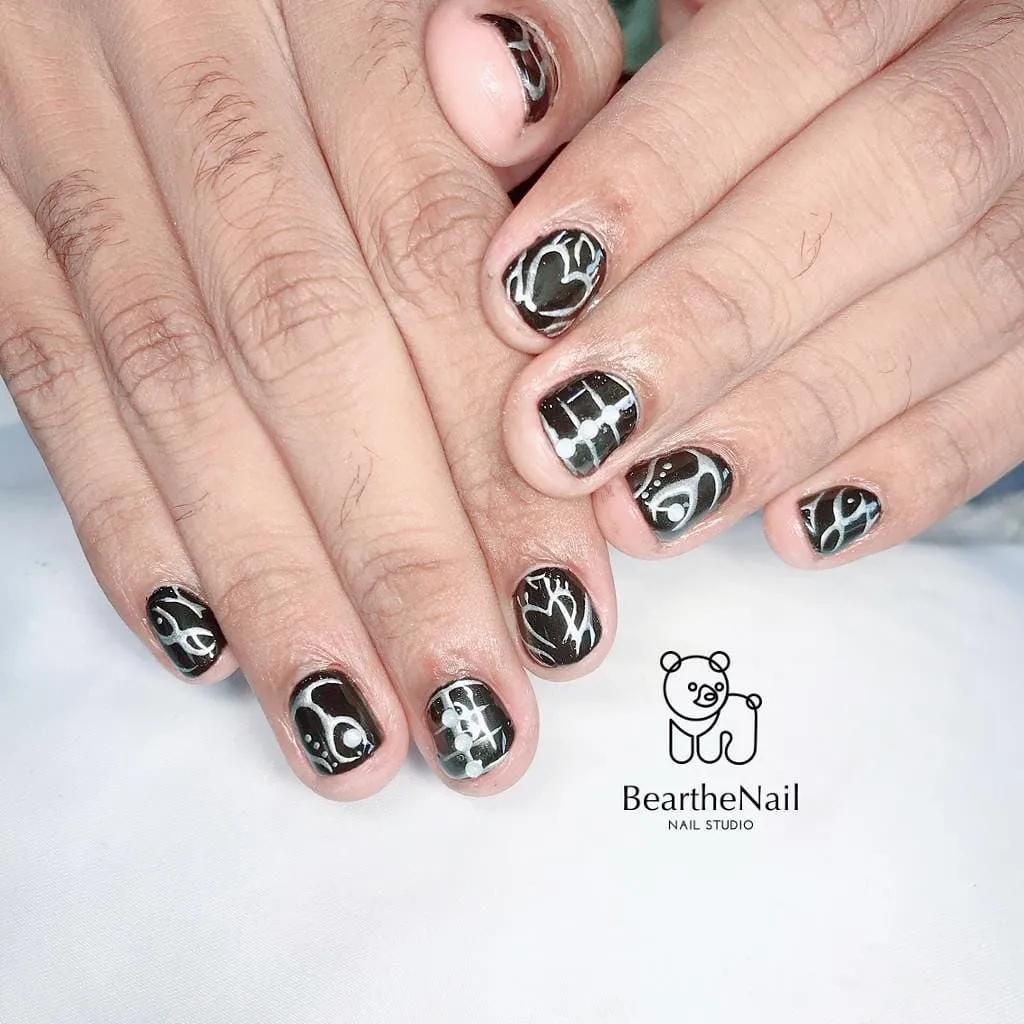 black-chrome-nails_beartheclub_15.webp