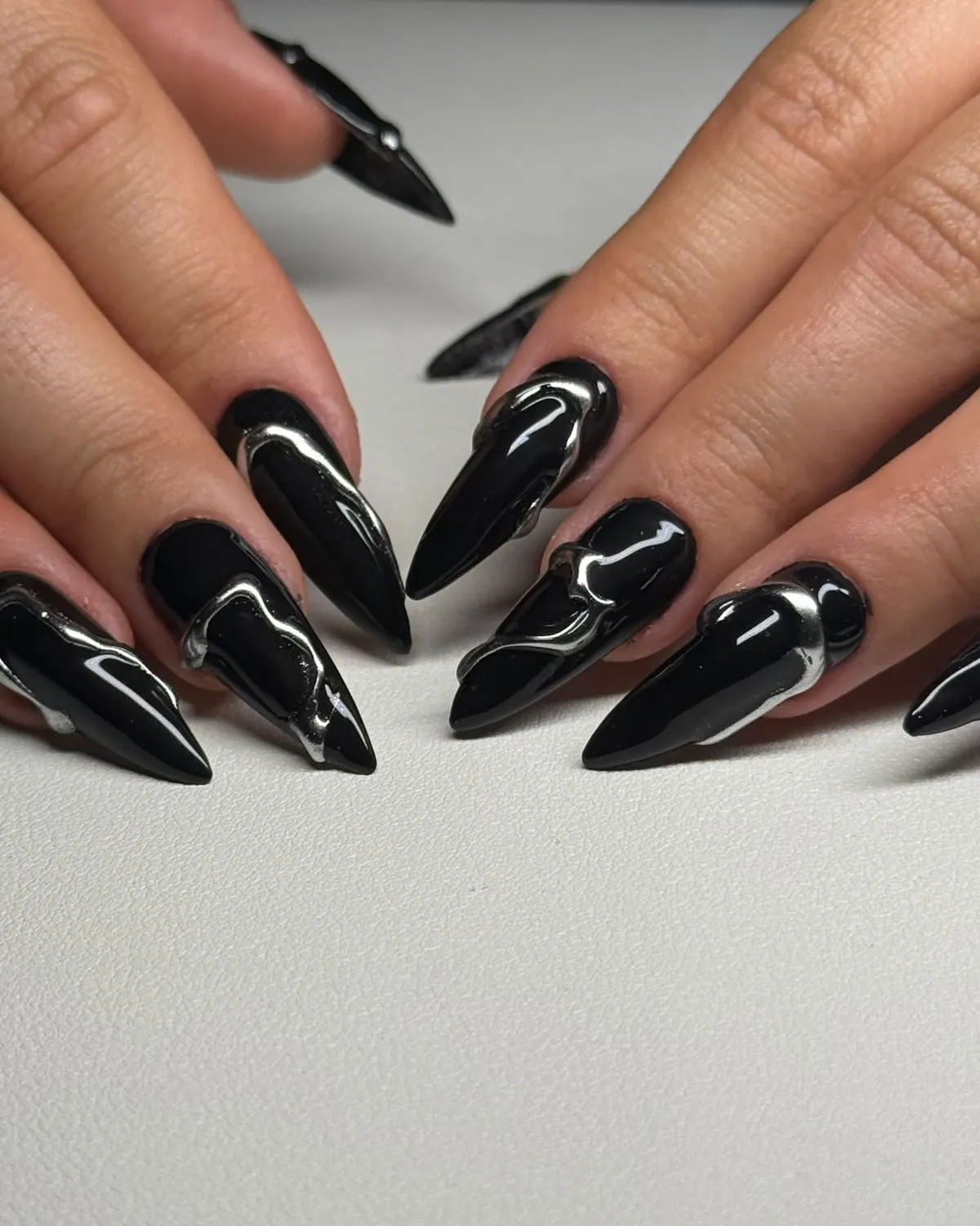 black-chrome-nails_maison.elyria_19.webp