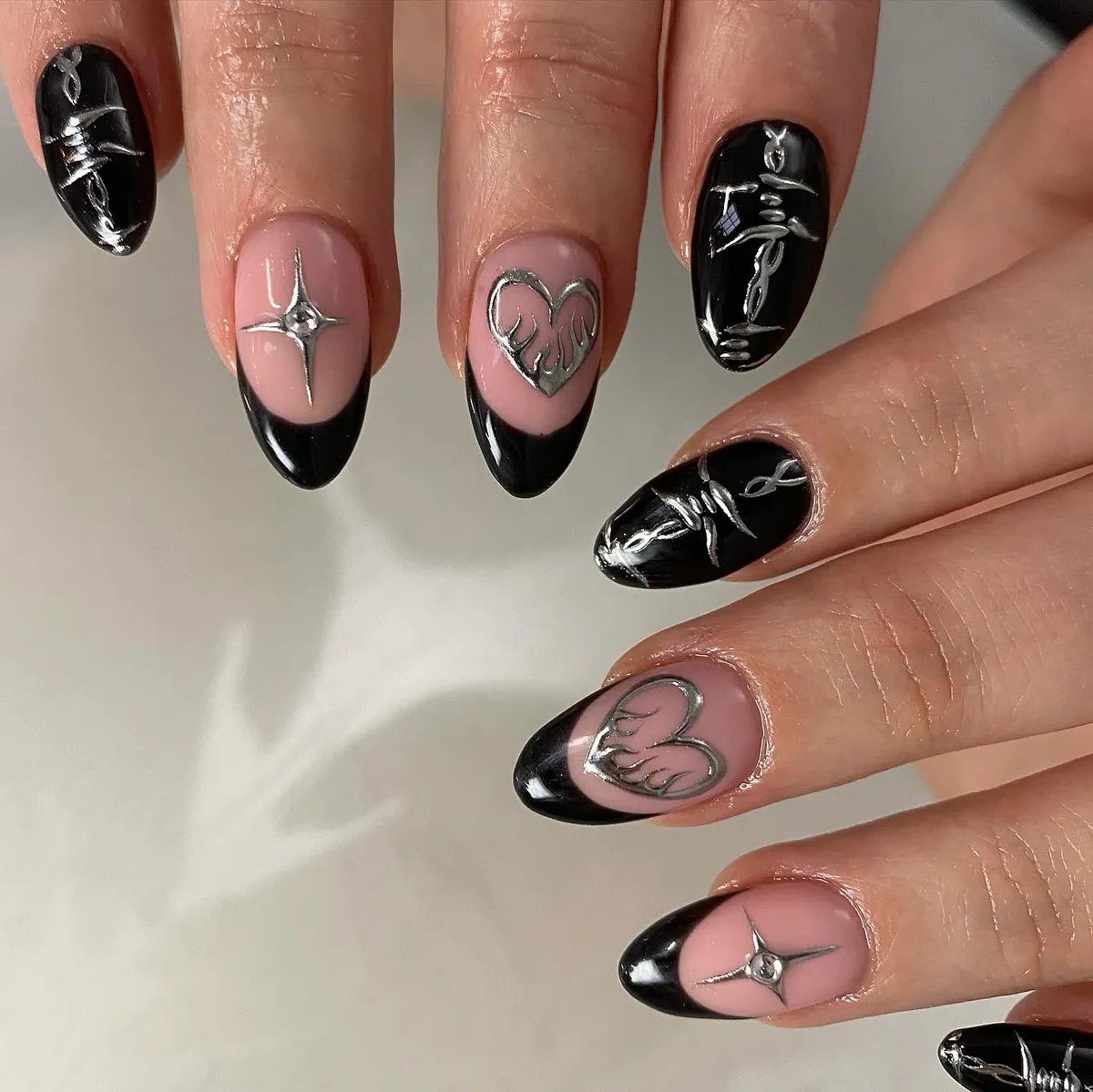 black-chrome-nails_nailsbloodynails_10.webp