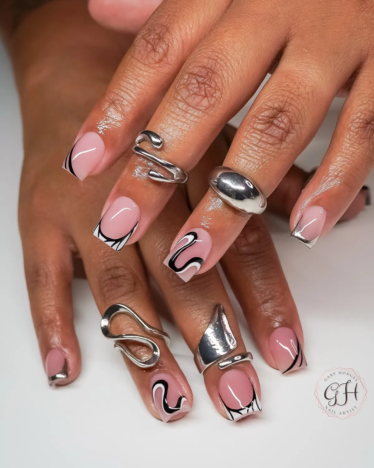 black-gel-nails_gabyhodgesnails_18.webp