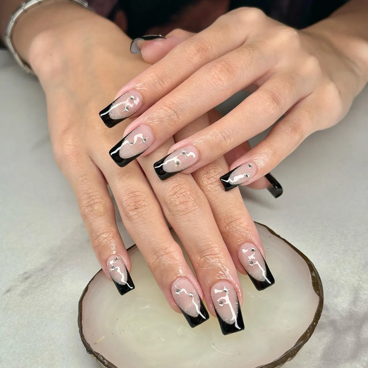 black-gel-nails_miranails.studio_1.webp