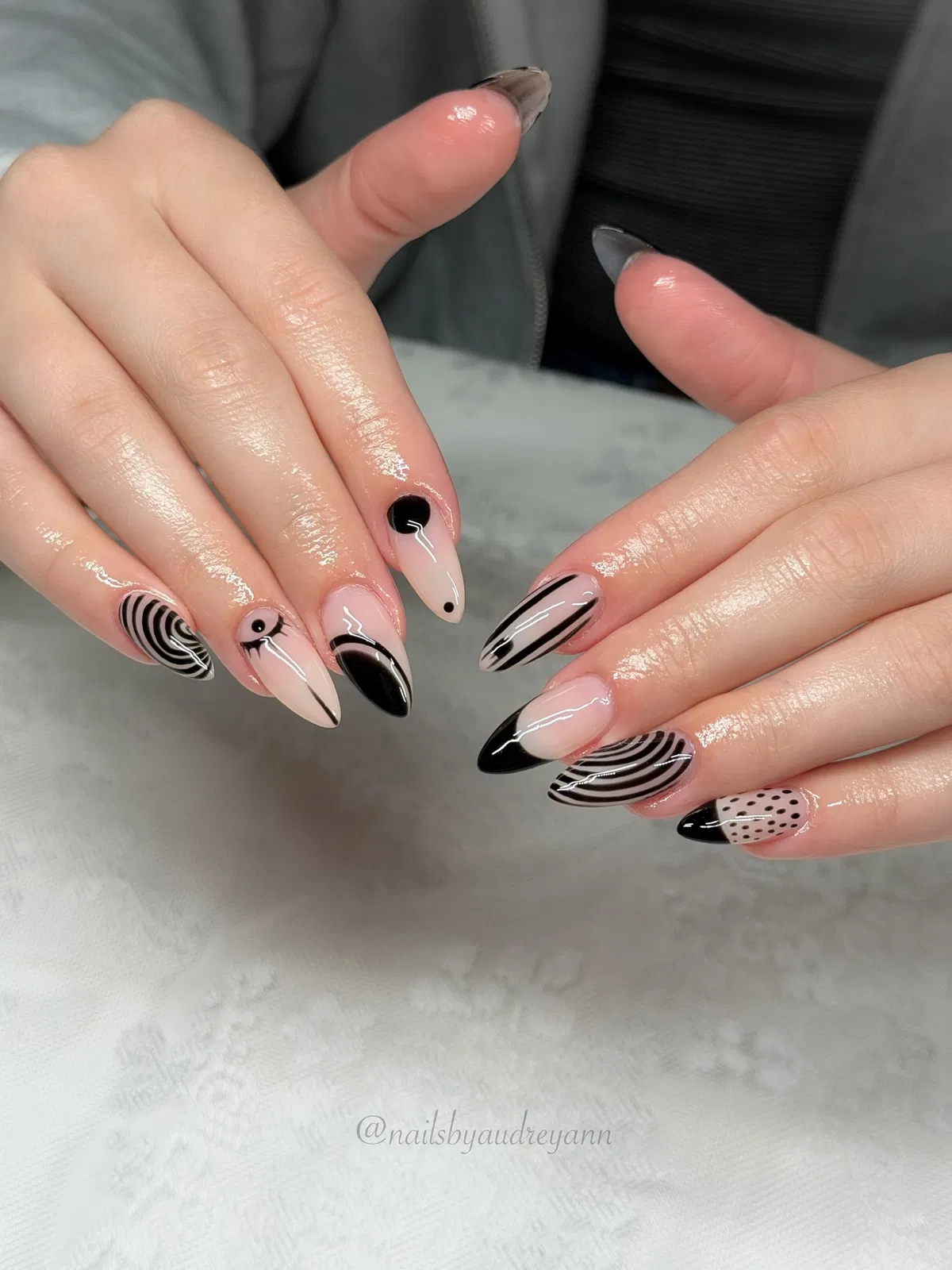 black-gel-nails_nailsbyaudreyann_13.webp