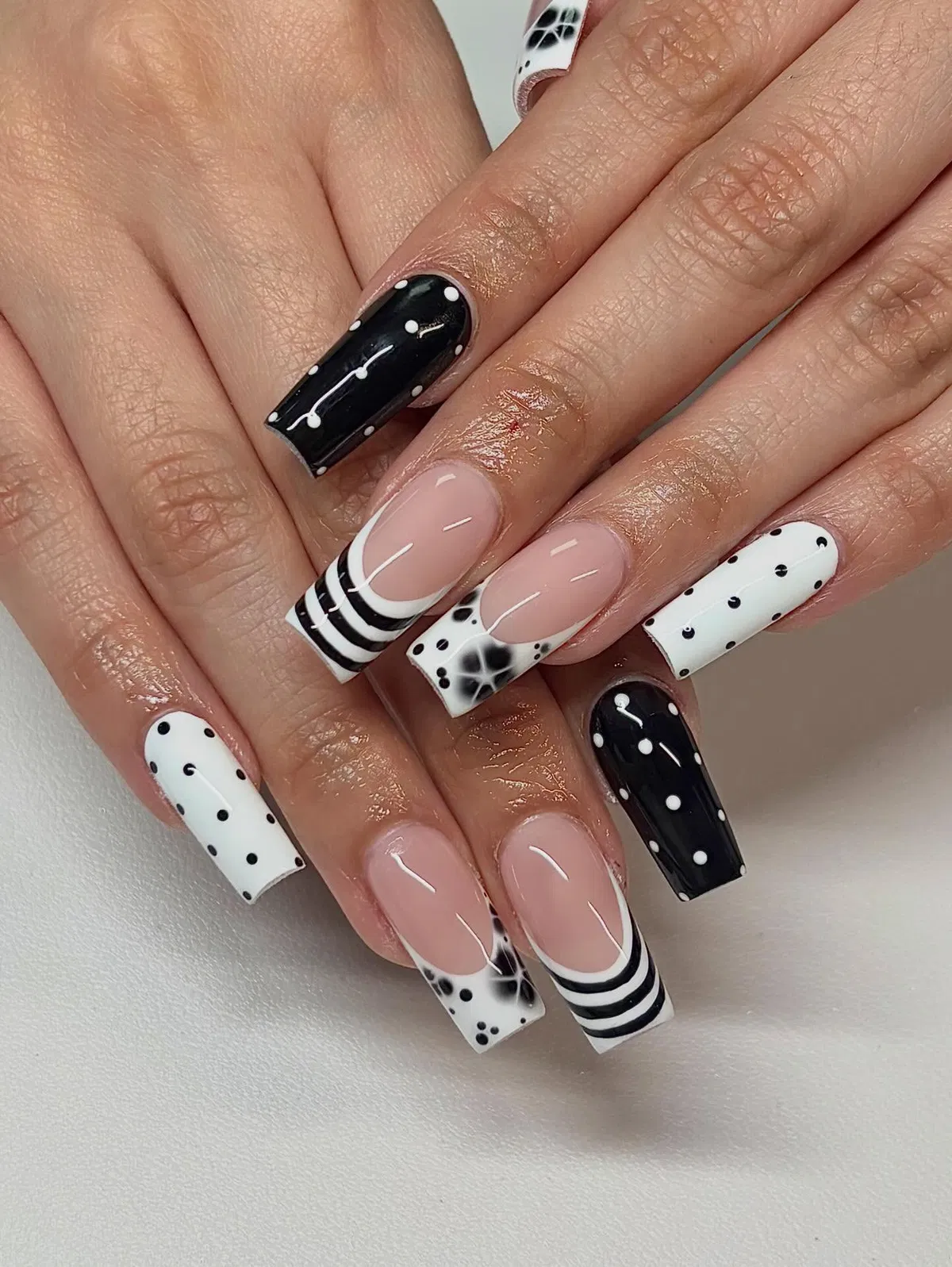 black-gel-nails_savsnailstudios_2.webp