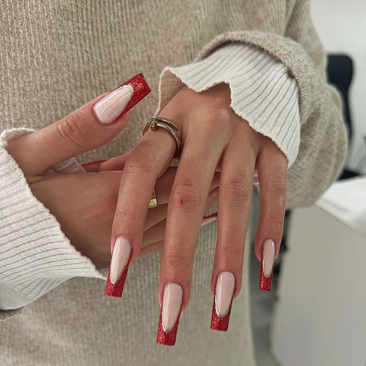 red-glitter-nails_ad.glowandgo.studio_9.webp