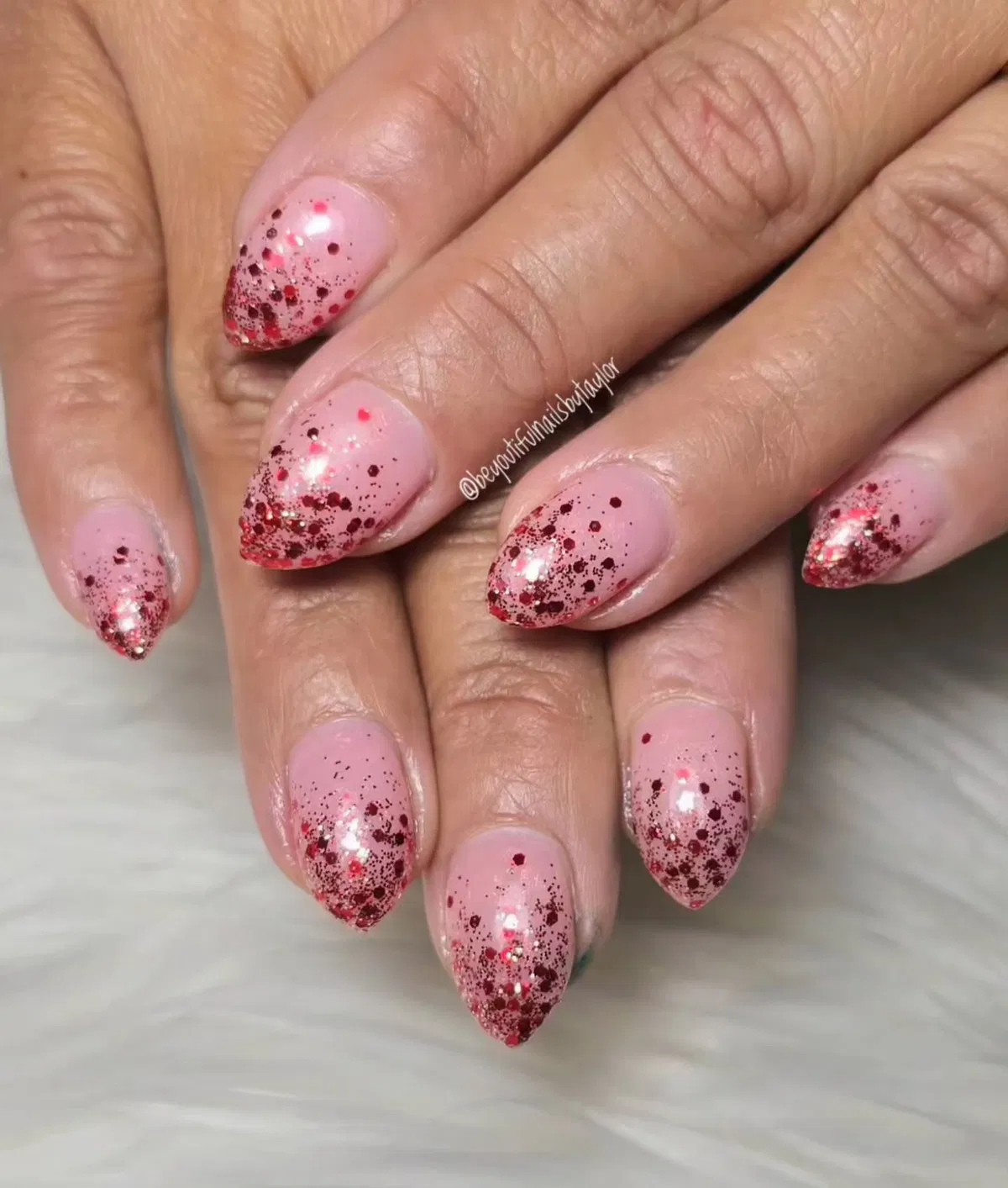red-glitter-nails_beyoutifulnailsbytaylor_6.webp
