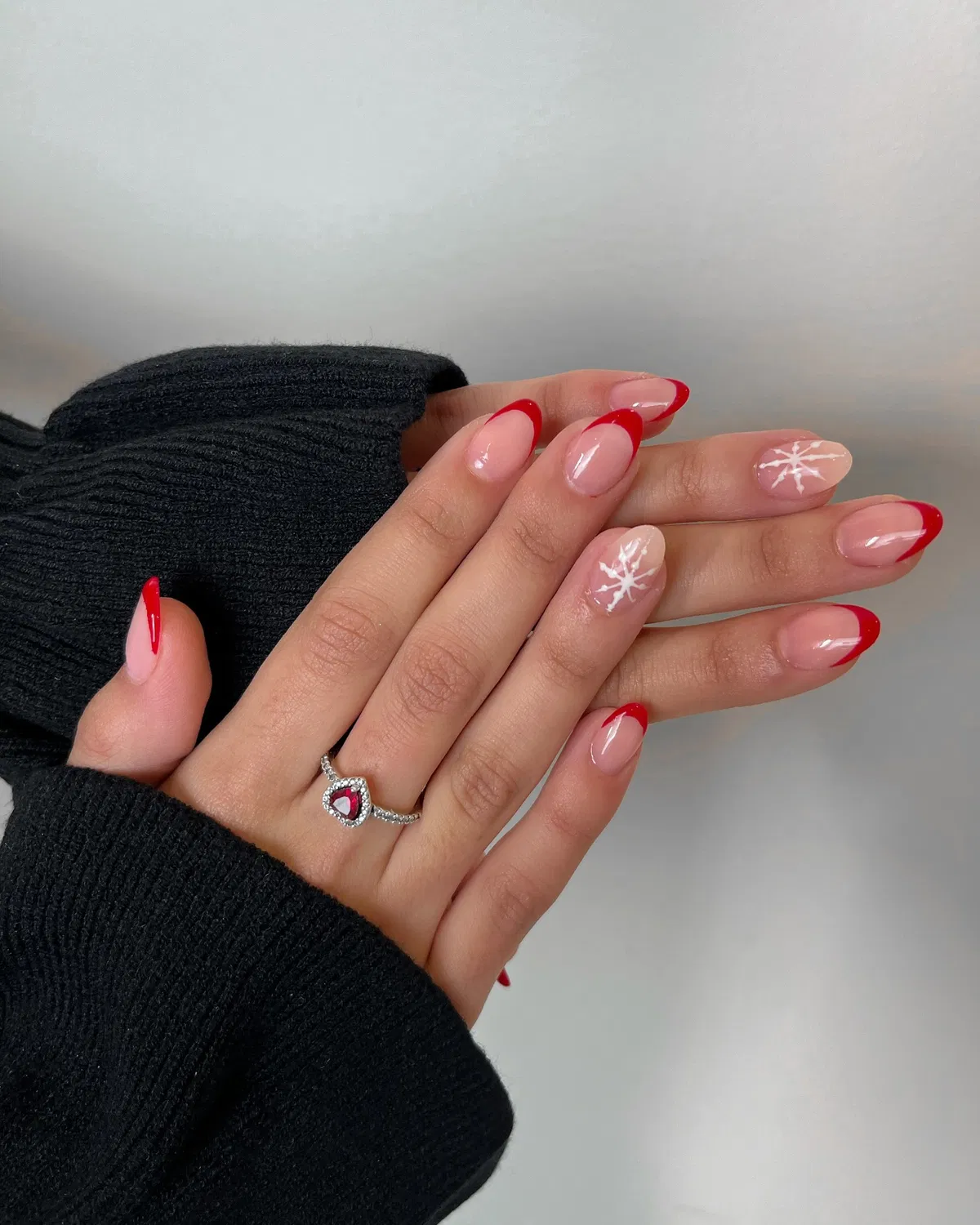 red-tip-nails_thenailgroup_18.webp