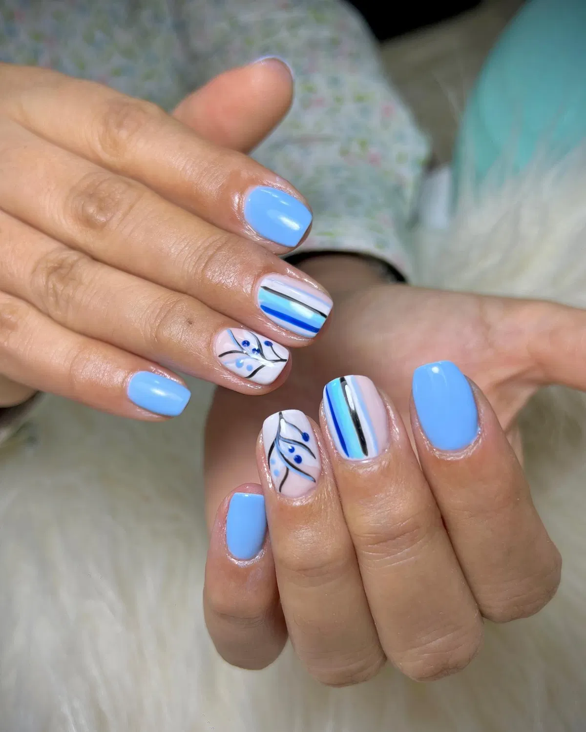 short-blue-nails_donnanails121_2.webp