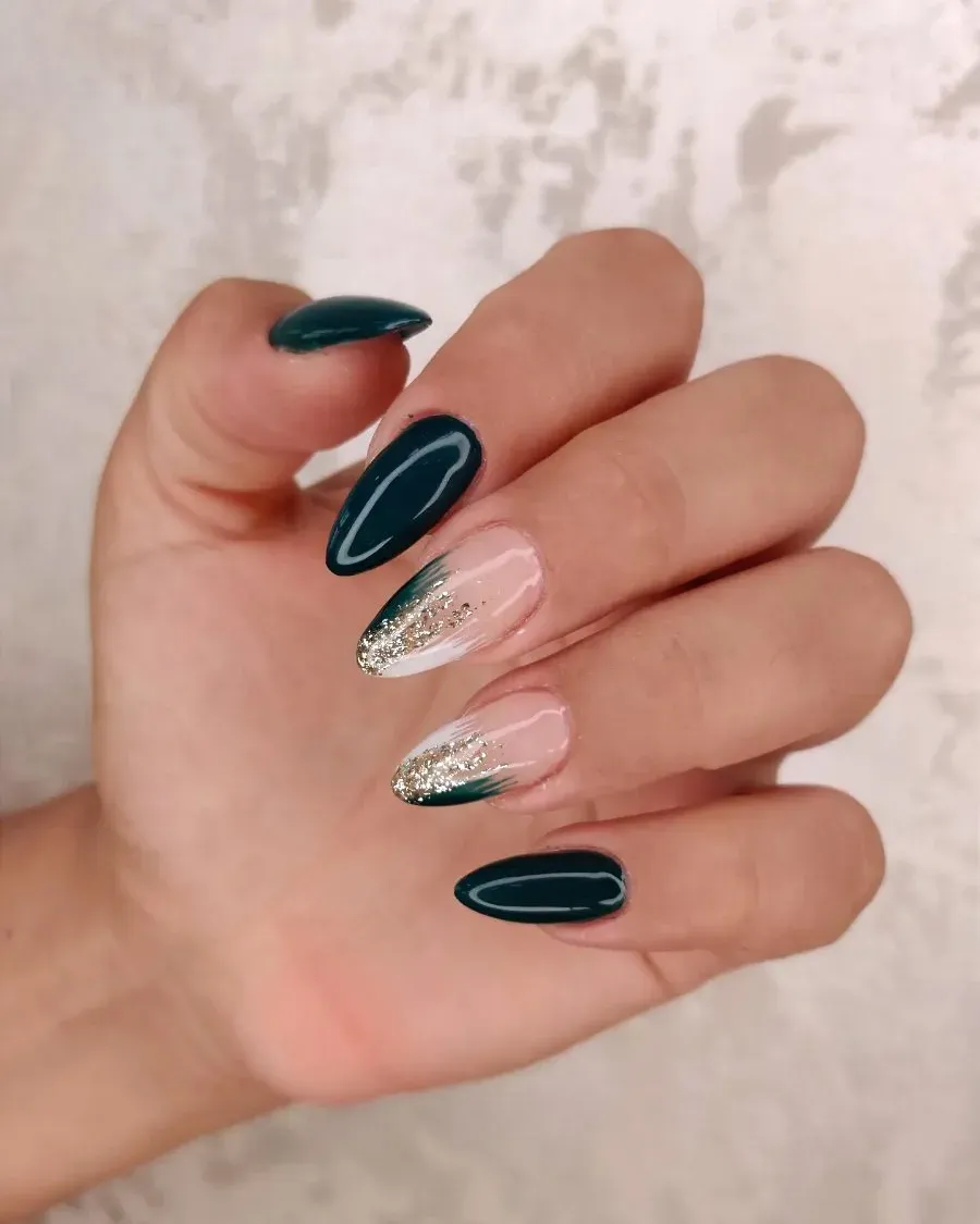 Dark-Green-Nails_studiobeautybox_9.webp