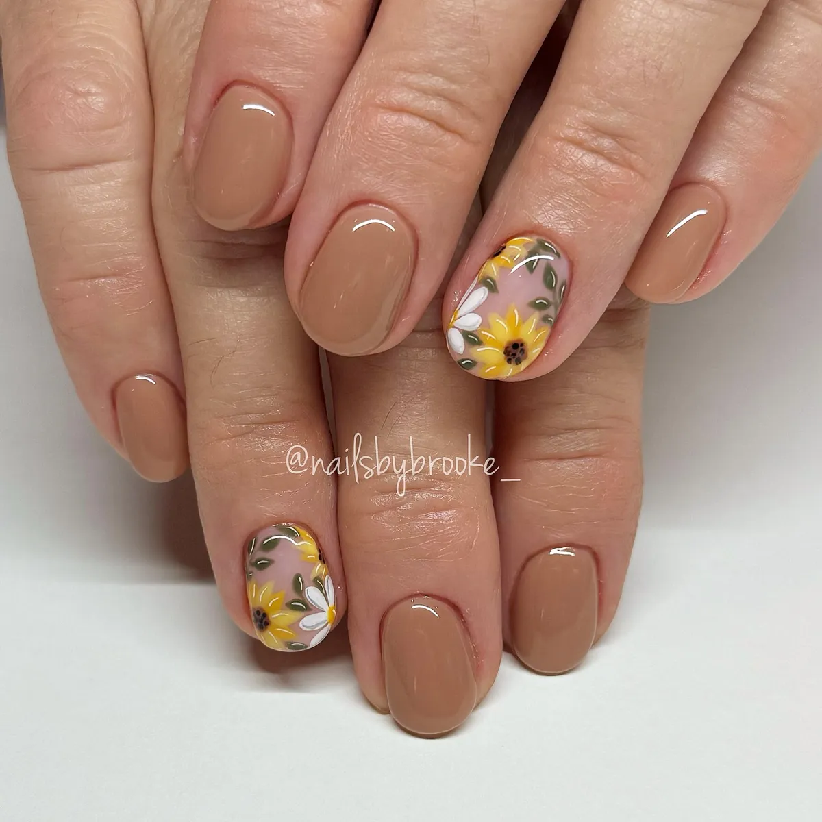 Sunflower-Nailsnailsbybrooke____8.webp