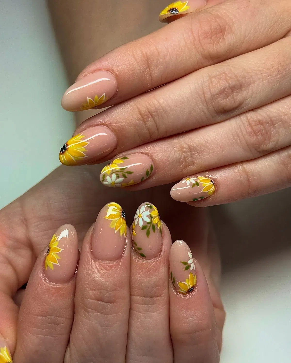 Sunflower-Nailssiling_nails_5.webp