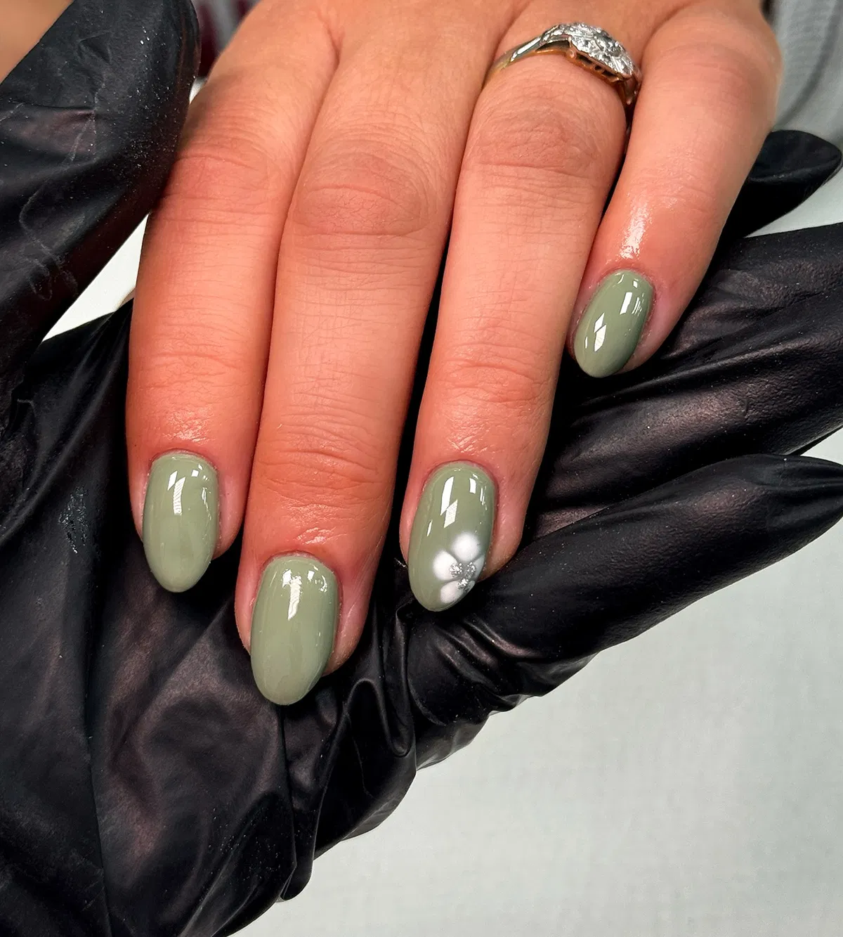 sage-green-nails_lgbeautyy__10.webp