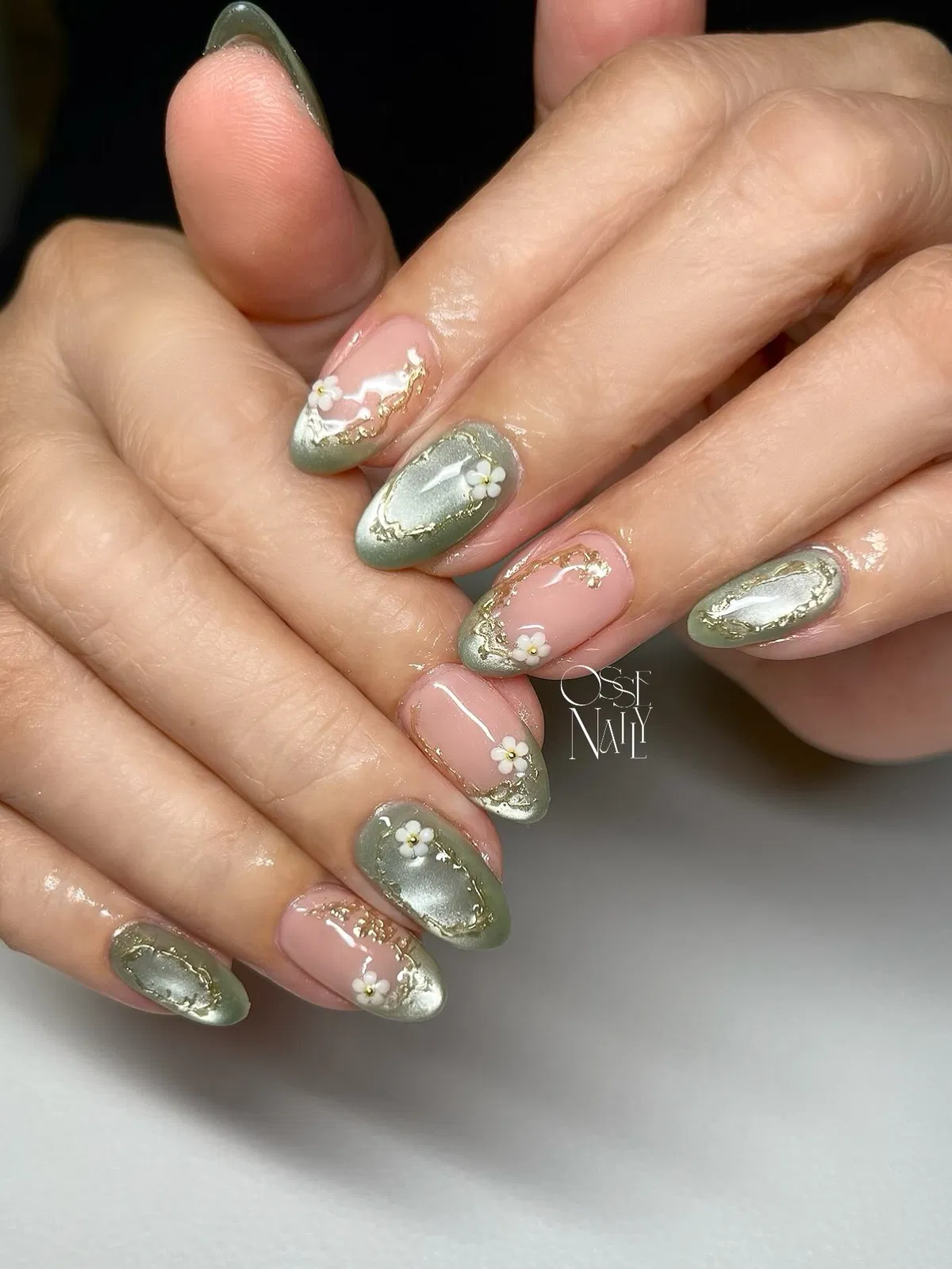 sage-green-nails_ossenaily_9.webp