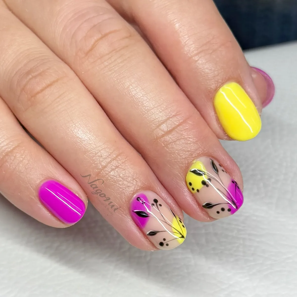 Bright-Summer-Nails_nagomi_massage_and_beauty_18.webp