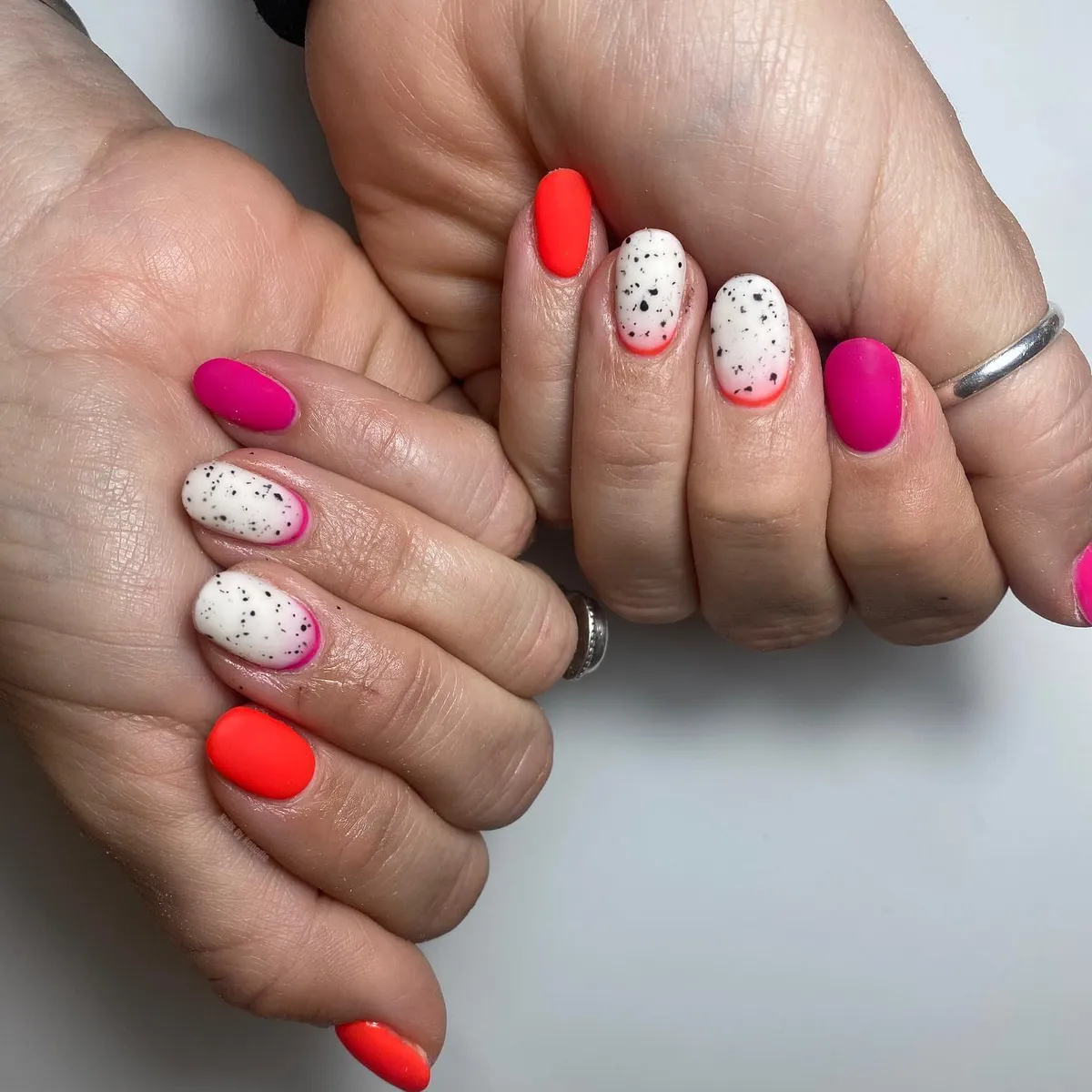 Bright-Summer-Nails_nailsbykenedie_2.webp