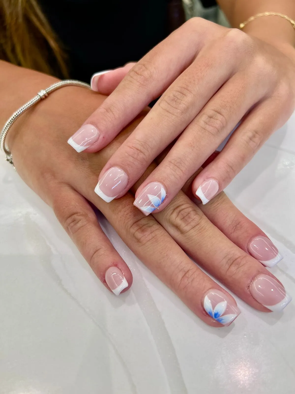 blue-summer-nails_blondeluxurybeauty_9.webp