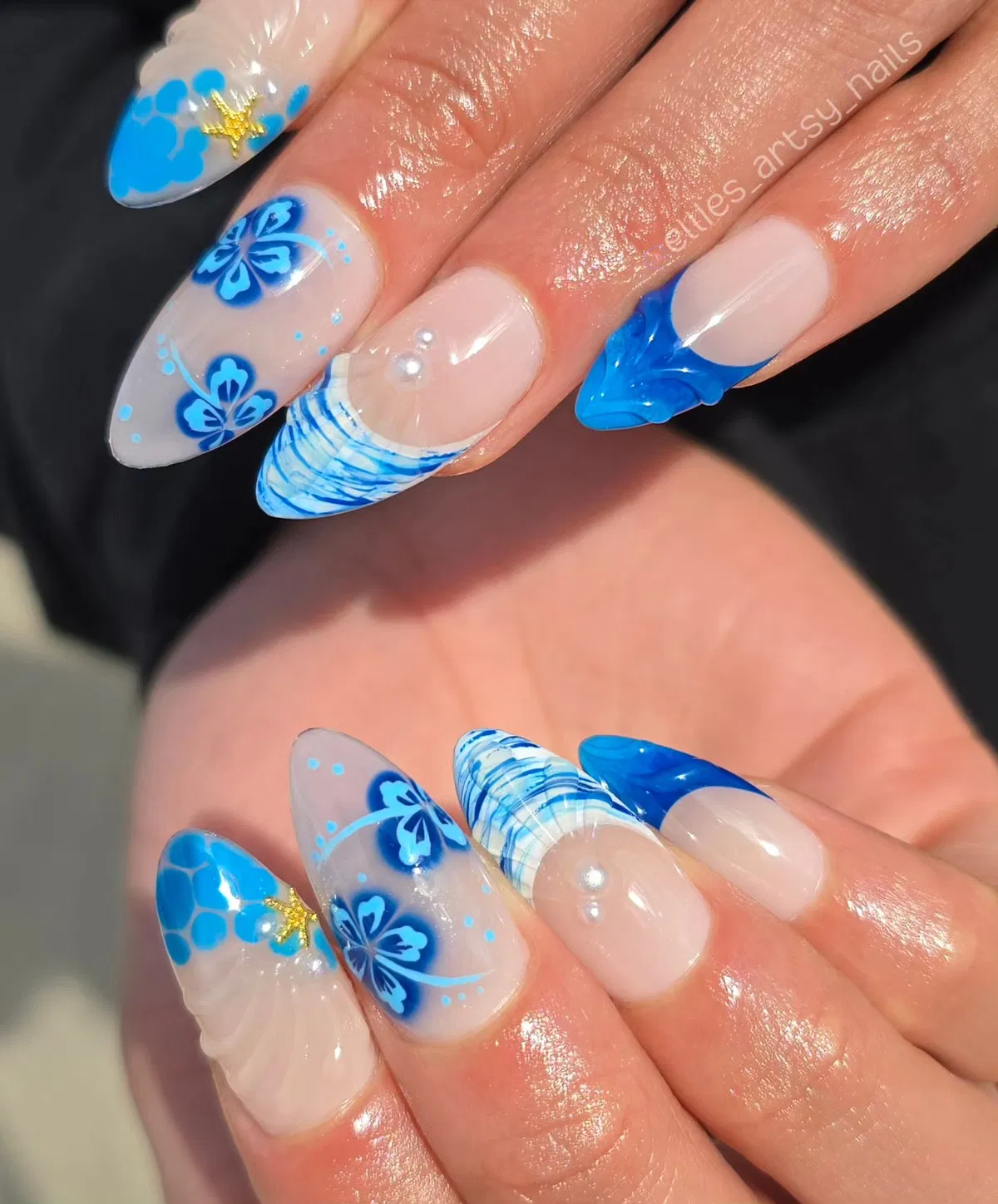 blue-summer-nails_ellies_artsy_nails_6.webp