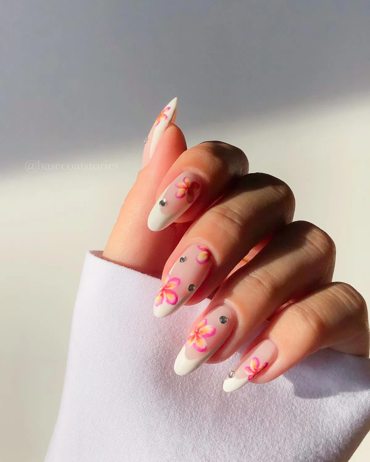 cute-summer-nails_basecoatstories_14.webp