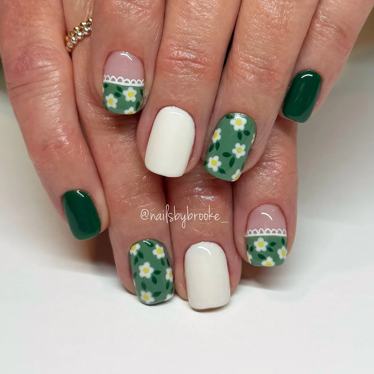 forest-green-nails_nailsbybrooke____1.webp
