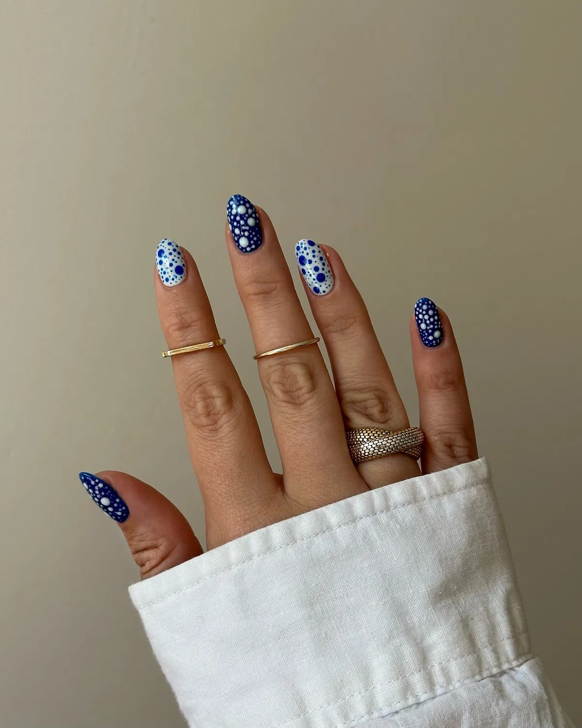 Blue-and-white dotted pattern set
