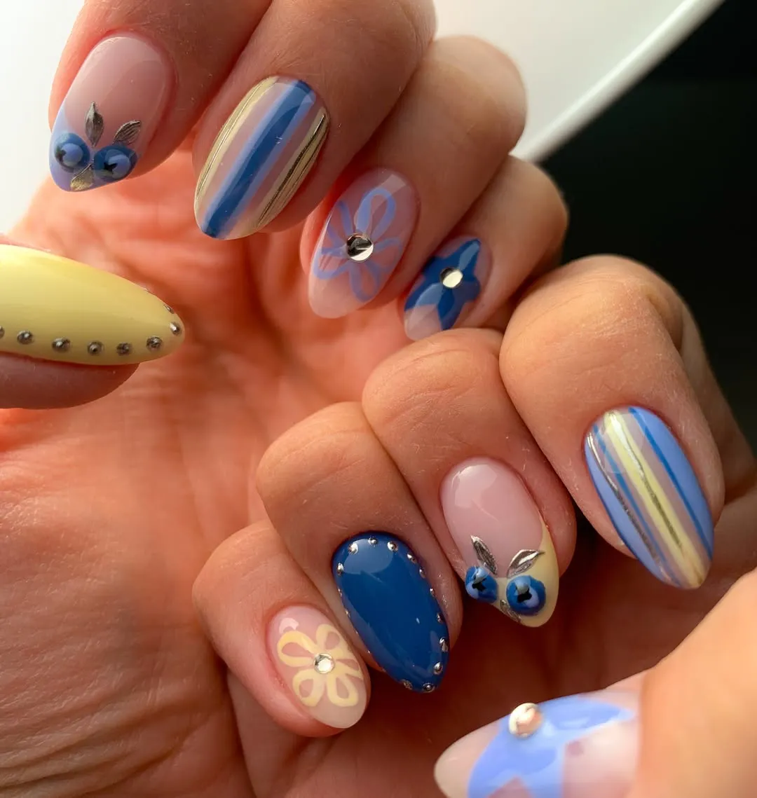 lemon-and-blue-nails_aprils.nailz_15-2.webp