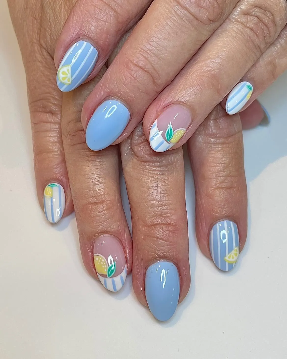 lemon-and-blue-nails_kelly.yan_.nails_1-2.webp