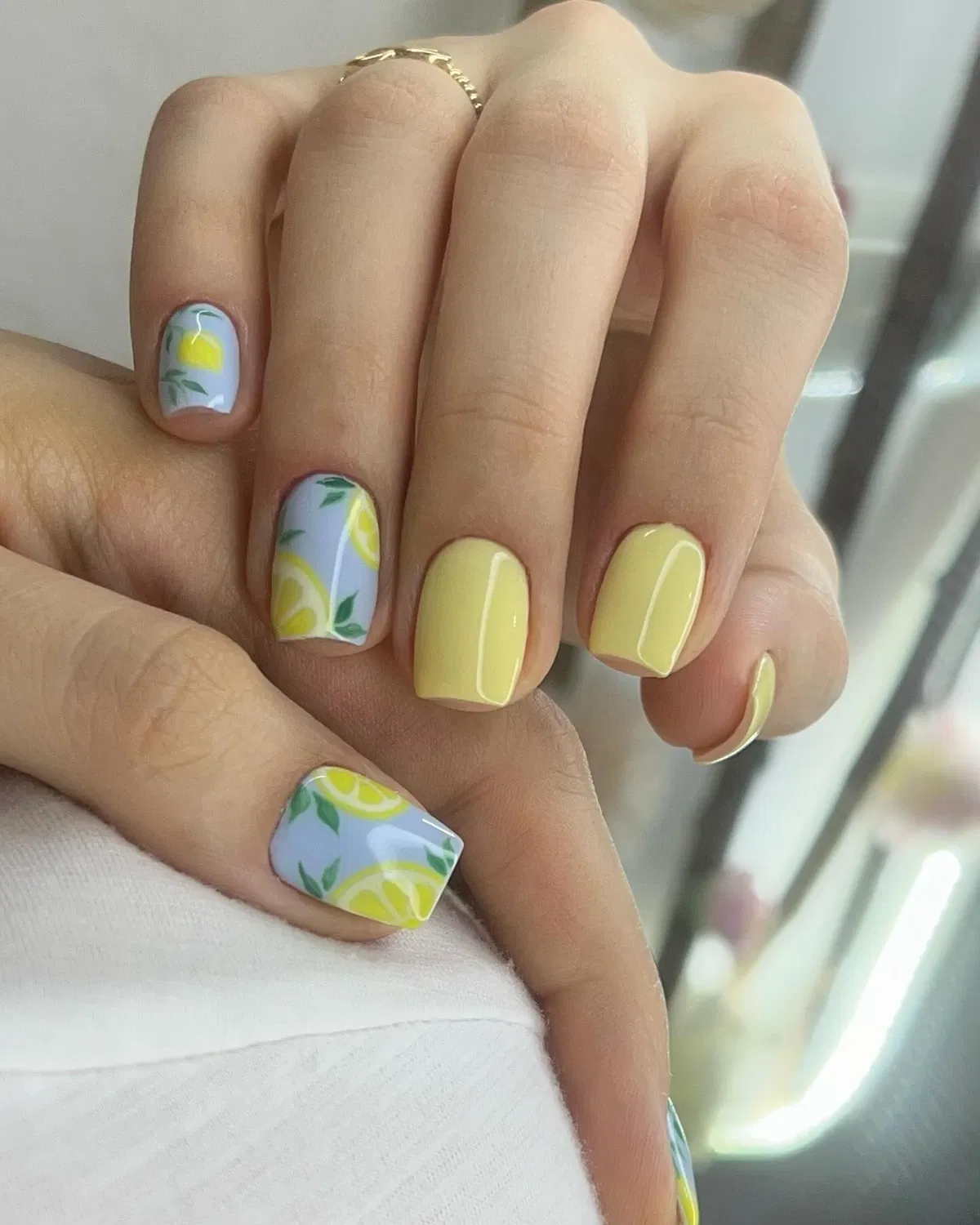 lemon-and-blue-nails_shadi.naillbar_7-2.webp