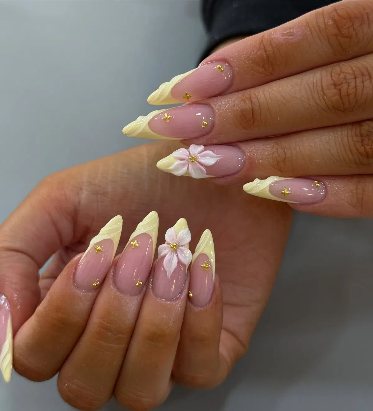 lemon-yellow-nails_cicinailsstudio_10-1.webp