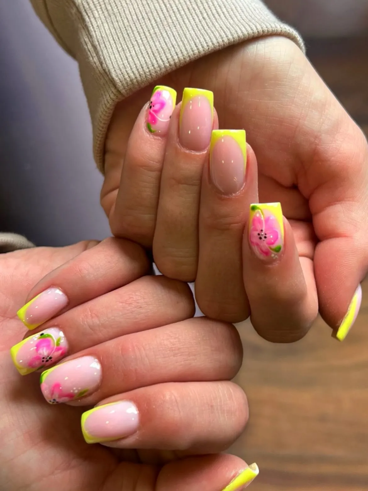 lemon-yellow-nails_fifis_nailbar_14-1.webp