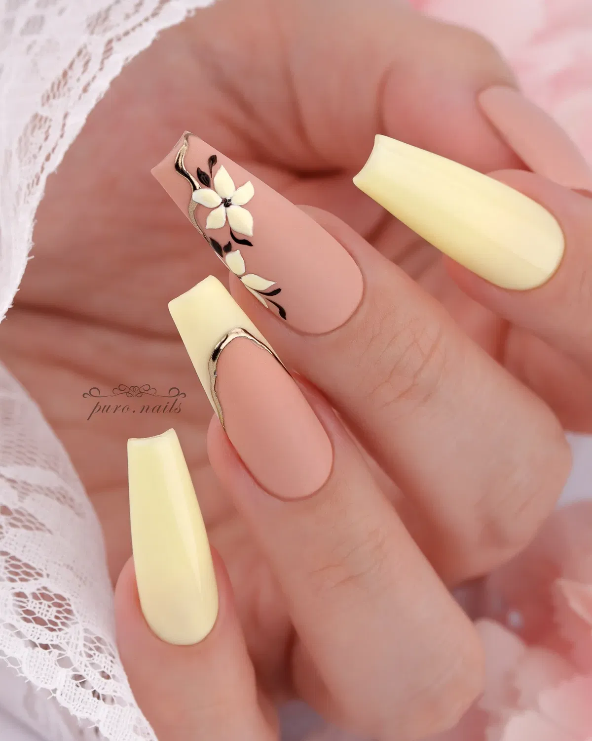 lemon-yellow-nails_puro.nails_12-1.webp