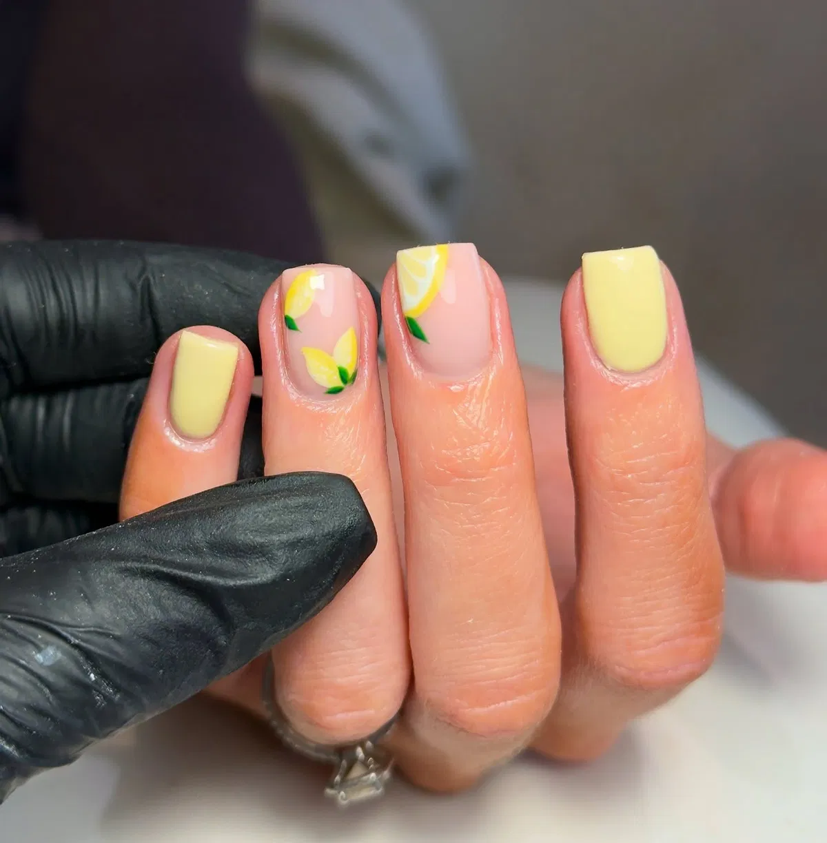 nails-lemon_chloemillinsonnails_9.webp