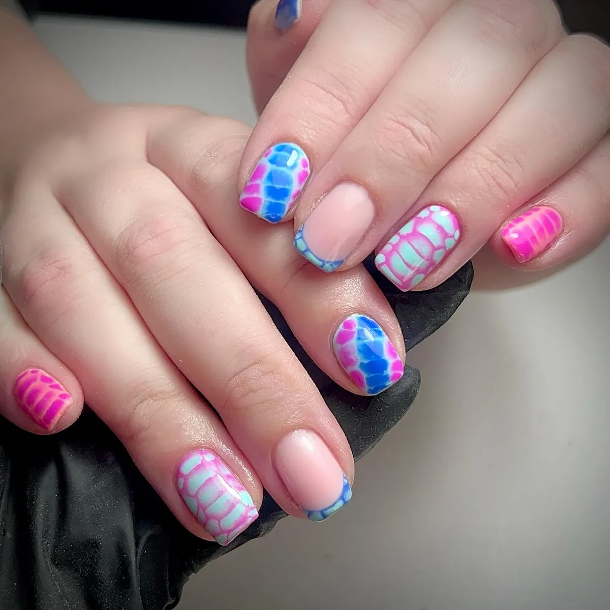 Blue-and-pink mosaic with thin blue outlined tips