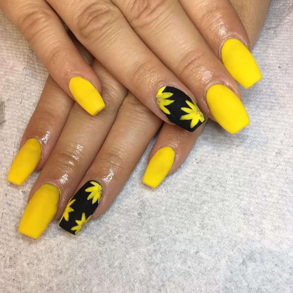 Matte yellow set with black petal-edge accents