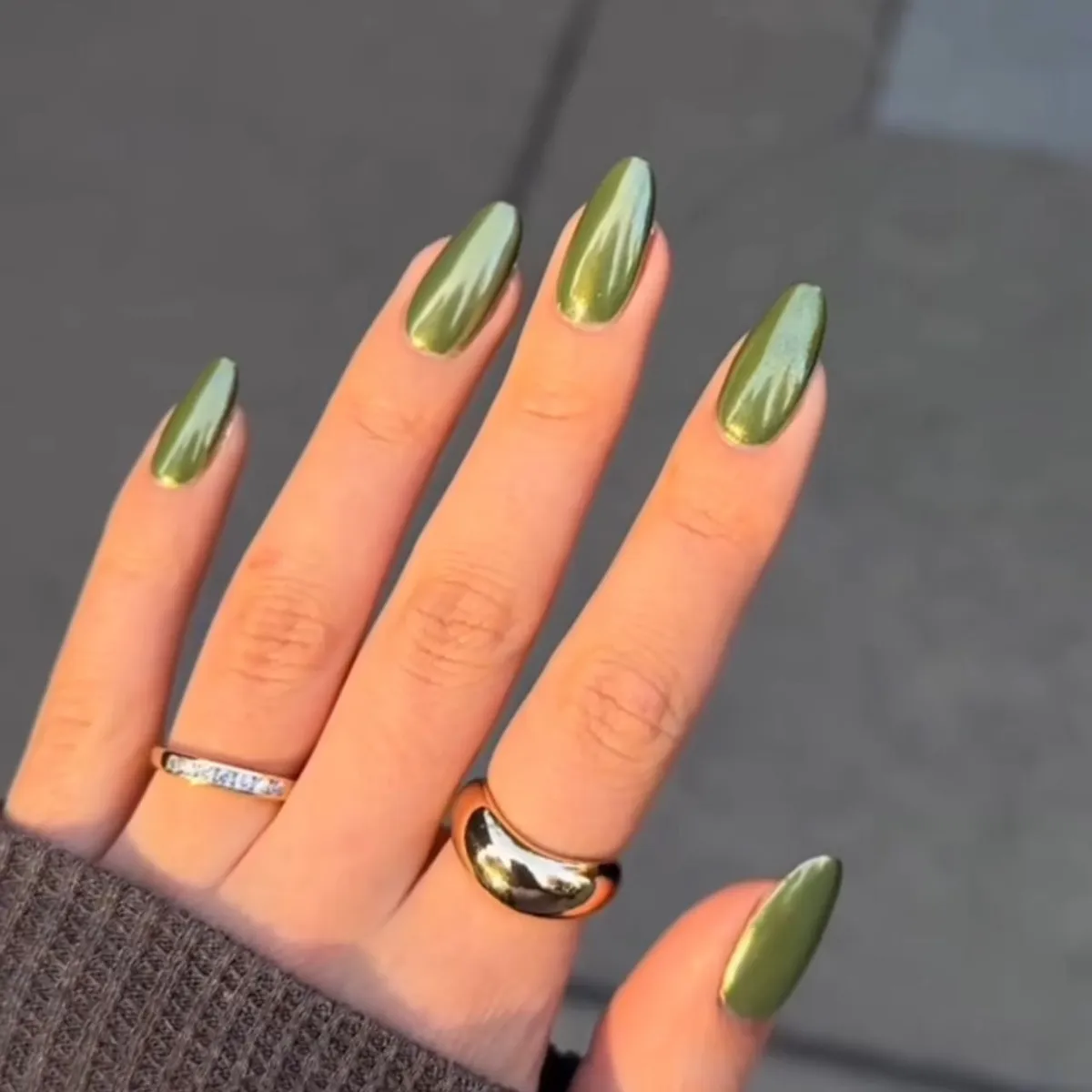 olive-green-nails_nailbbox_17.webp