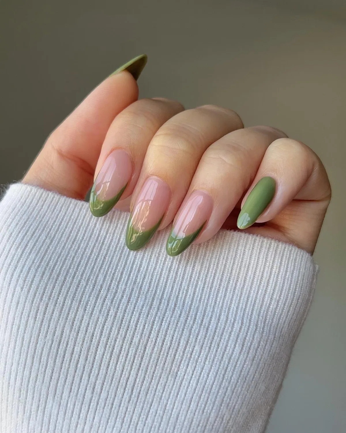 olive-green-nails_nailsbyalsn_4.webp