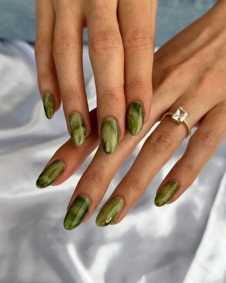 olive-green-nails_samorenailhouse_5.webp