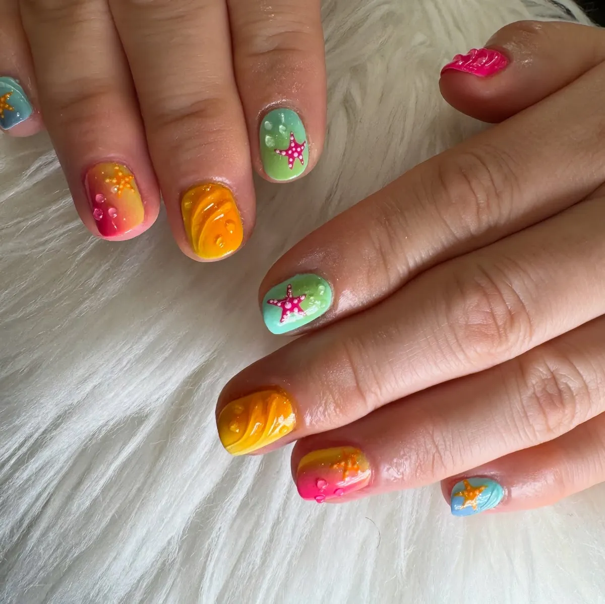 short-summer-nails_cute_nails_byjanneth_8.webp