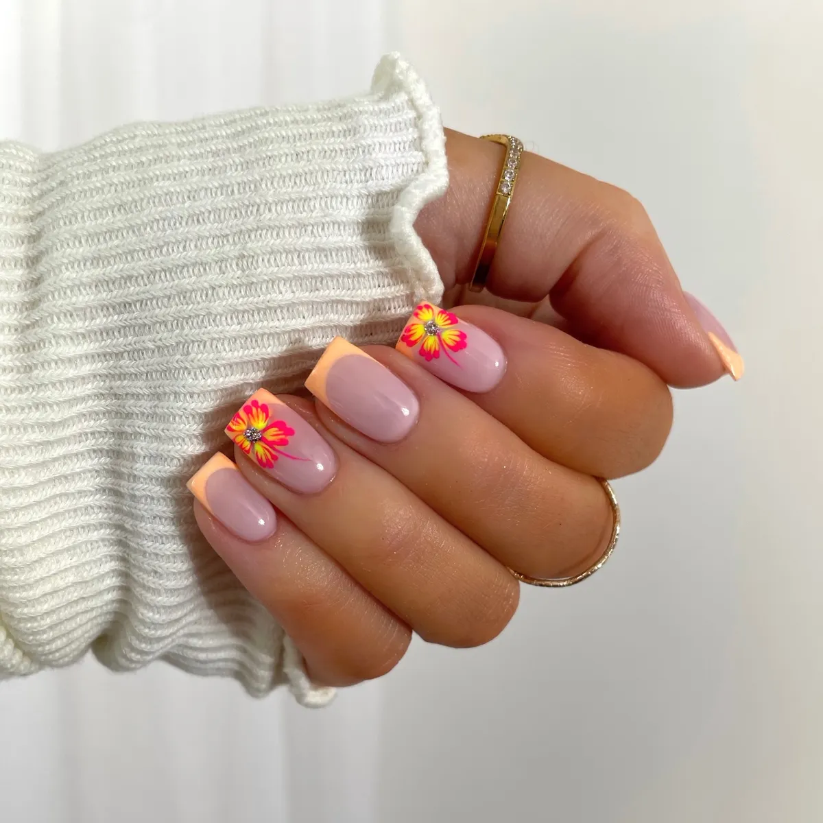 simple-summer-nails_by_hannahtaylor_4.webp