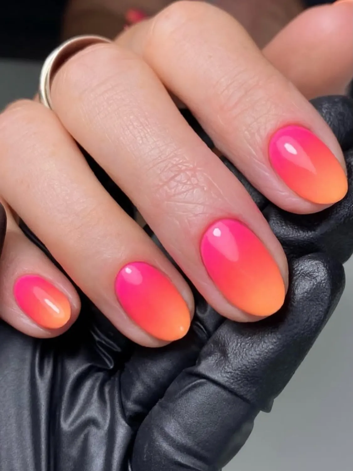 simple-summer-nails_emilia_rose_beauty_2.webp